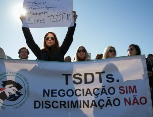 Dezenas de técnicos de diagnóstico e terapêutica gritam “regras iguais, direitos iguais” em manifestação no Porto