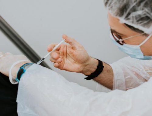 Regulador europeu poderá aprovar vacina contra linhagens da variante Ómicron