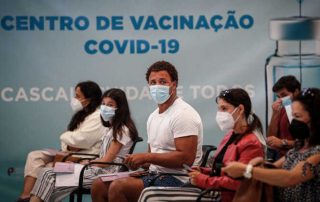 jovens vacinação reações adversas