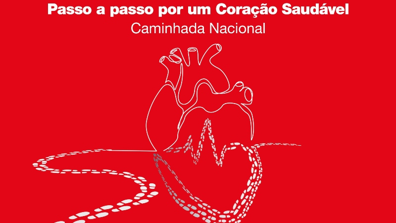 Sobreviventes de enfarte agudo do miocárdio e profissionais de saúde caminham por um coração saudável