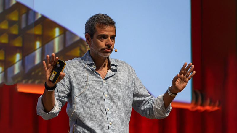 <i class="iconlock fa fa-lock fa-1x" aria-hidden="true" style="color:#e82d43;"></i> Ecrãs e crianças: Os perigos de um entretenimento fácil – Infância em modo avião?